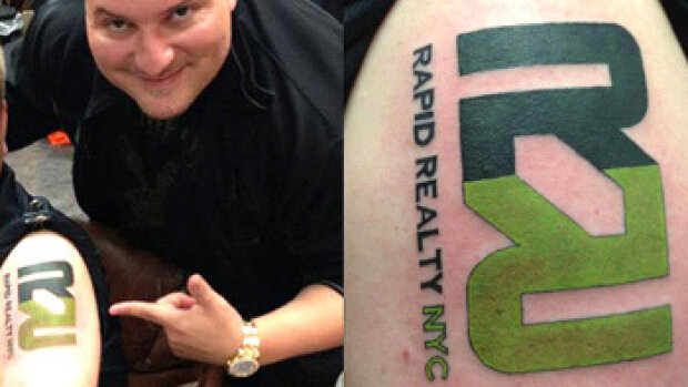 Des agents immobiliers se font tatouer le logo de leur agence