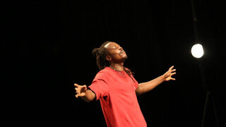 Yves Mwamba dans le spectacle « Hip Hop Nakupenda » de la compagnie Par Terre. - © Yannick Perrin