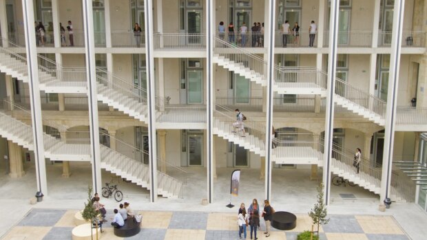 L'université de Nimes recherche un ou une directeur (-trice) de la recherche, des études doctorales