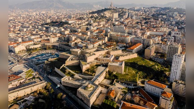 Patrimoine: à Marseille, la restauration d'un fort par les apprentis en réinsertion d'Acta Vista