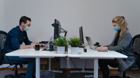 Passe vaccinal et télétravail allégé : le protocole pour la santé des salariés en entreprise change - © D.R.