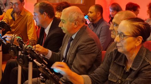 Les élus de Chasse-sur-Rhône testent les tablettes de la Micro-Folie. - © Ville de Chasse-sur-Rhône