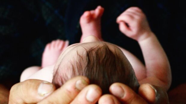 Congé paternité : le « nouveau papa » voit double