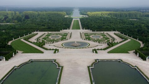 450 chênes ont été replantés sur une allée du site, grâce au soutien du groupe. - © Château de Versailles