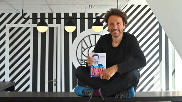 Pascal Lorne, CEO de Gojob et son ouvrage : « 10 jours pour hacker le travail » - © Elodie Grégoire ainsi que la mention de @wellio