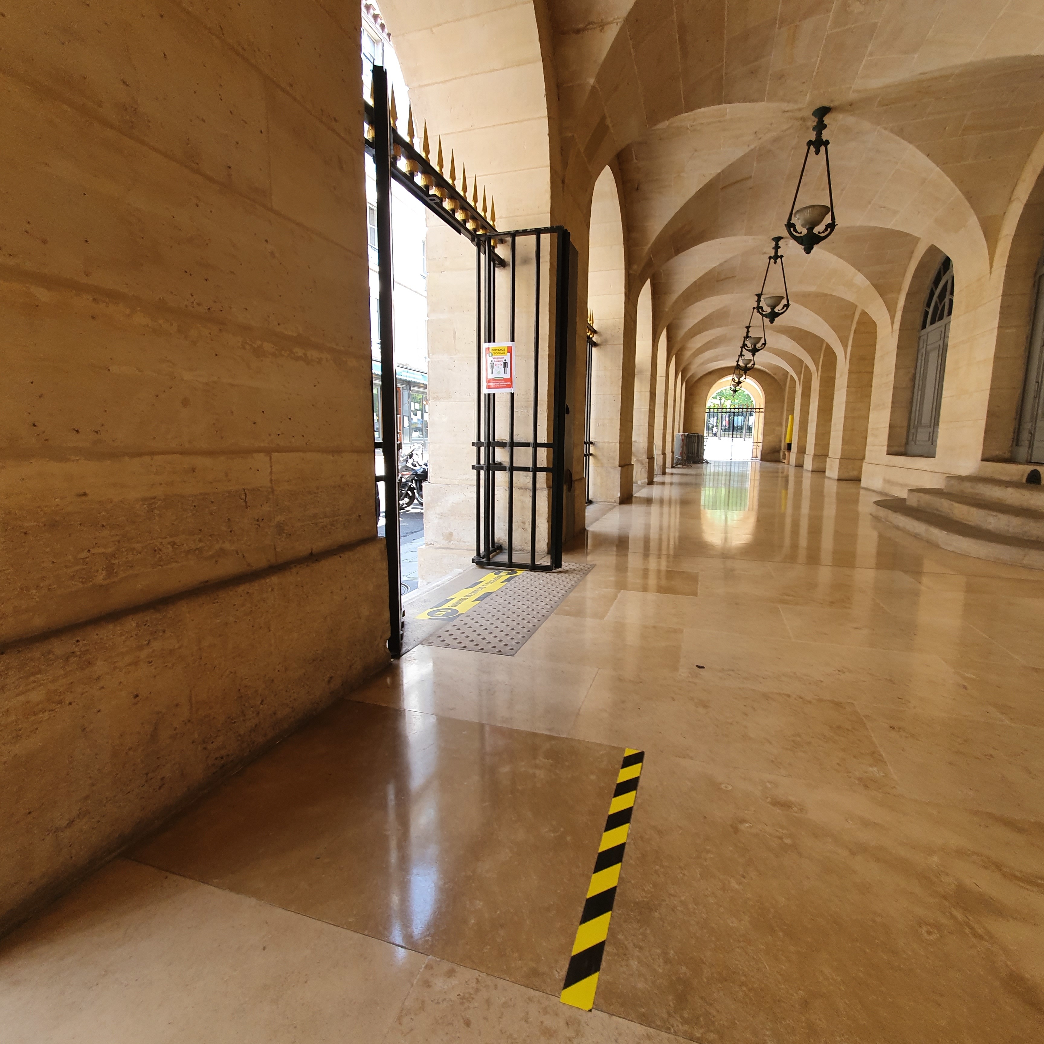 Le théâtre de l’Odéon a mis en place une signalisation dans ses espaces. - © Théâtre de l’Europe Odéon