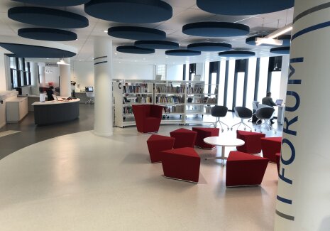 Le centre de la ressource et de la donnée compte de nombreux espaces de travail individuels et collectifs. - © Marine Dessaux