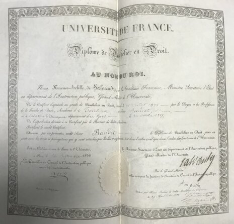 Un diplôme de bachelier de 1838 est délivré « au nom du roi ». - © Léa Gerakos