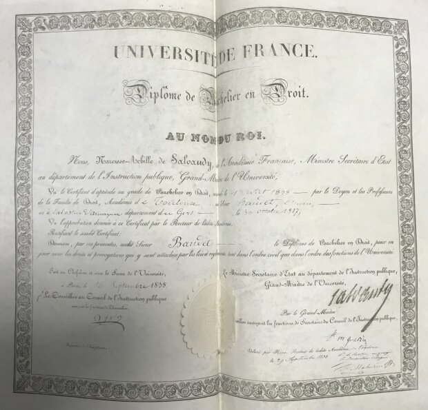 Un diplôme de bachelier de 1838 est délivré « au nom du roi ». - © Léa Gerakos