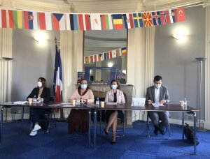 Conférence Erasmus Days, le 12 octobre, en partant de droite : Antoine Merci, Eelisa ; Valérie Drezet-Humez, représentante de la Commission européenne à Paris et Laure Coudret-Lau, directrice Erasmus +. - © Marine Dessaux