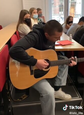 Une vidéo avec un étudiant qui chante en conférence de rentrée a fait le buzz à l’ISTC. - © ISTC