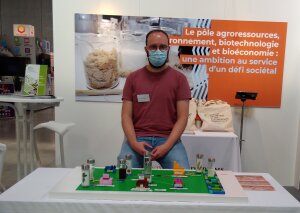 Julien présente une maquette lego du circuit des produits biosourcés. - © IC - Campus Matin