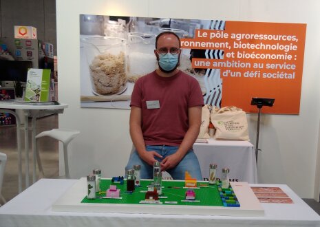 Julien présente une maquette lego du circuit des produits biosourcés. - © IC - Campus Matin