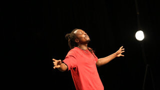 Yves Mwamba dans le spectacle « Hip Hop Nakupenda » de la compagnie Par Terre. - © Yannick Perrin