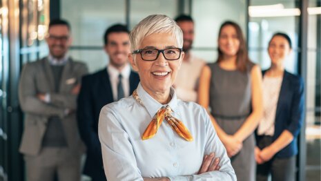 Pour voir les seniors en entreprise autrement que comme des coûts, que faut-il faire ? - © D.R.
