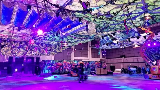 La scénographie du festival était déjà entièrement montée. - © Elrow