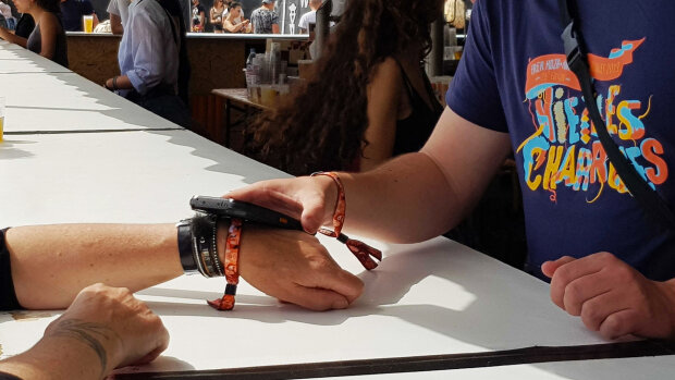 Le cashless pourrait faciliter les mesures de distanciation sociale en festival. - © D.R.