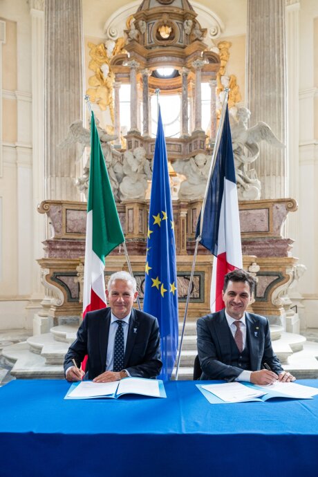 ©  M. Pierre Dubreuil, Directeur général du Domaine national de Chambord et M. Michele Briamonte, Président du Consortium des Résidences Royales de la Maison de Savoie, à Turin le 21 avril 2026 ©  Andrea