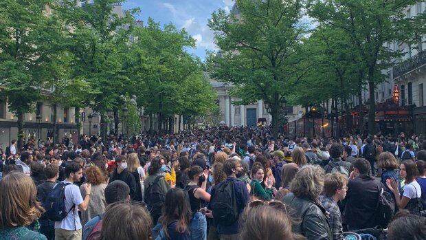 À 12h30 ce 14 avril, ils sont déjà plusieurs centaines à manifester sur la place de la Sorbonne - © Enora Abry