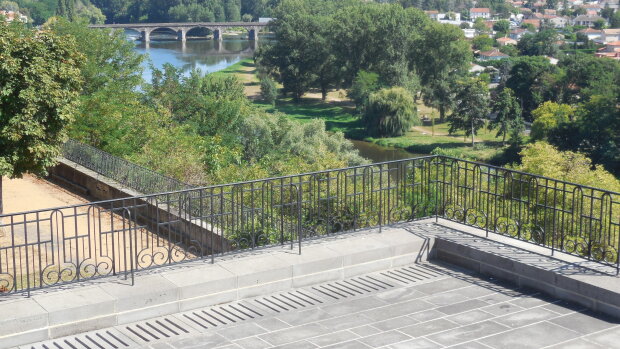 La terrasse de Pont-du-Château, donnant sur l’Allier, cadre du premier concert de l’association. - © D.R.