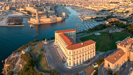 Aix-Marseille Université recrute un directeur ou une directrice de la communication