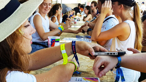 Guichet de cashless avec une technologie Weezevent, sur les Plages Electroniques en 2021 à Cannes. - © D.R.