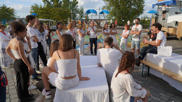 Des jeunes en service civique sur le site du Festival des Arts de Bordeaux - © Pierre Planchenault