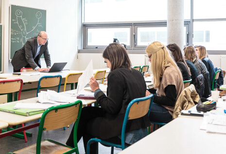 Les assistants pédagogiques permettent de soutenir la diversification des modalités pédagogiques. - © Franck Tomps