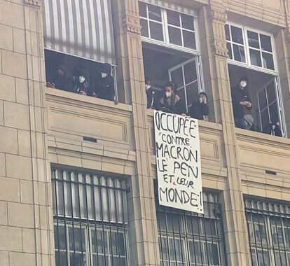Les occupants encouragent la foule de manifestants depuis le bâtiment. - © Enora Abry