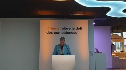 Orange enclenche un programme de montée en compétences numériques d’ici 2025