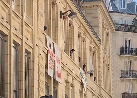 Sur une des banderoles, est inscrit « la révolution est un devoir ». - © Enora Abry