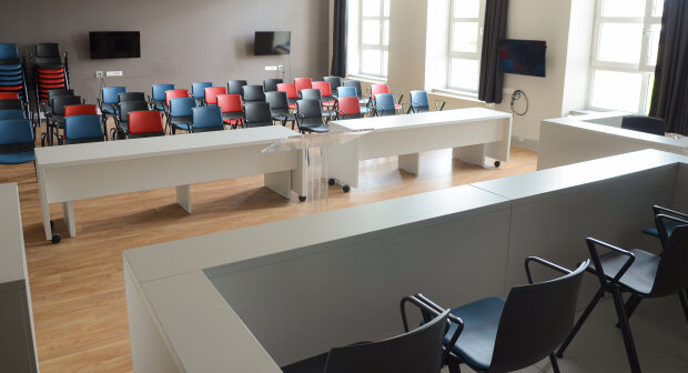 La salle de procès simulé de l’Université de Lille peut également être transformée en espace de travail collaboratif. - © Université de Lille-FSJPS