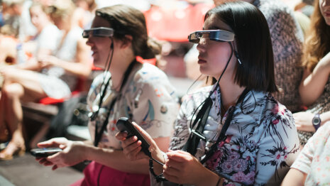 Le dispositif de surtitrage Panthea avec lunettes, au Festival d’Avignon 2019. - © Ian Wallman
