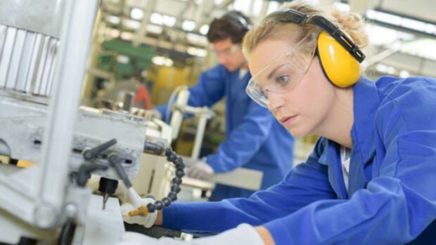 Egalité femmes-hommes dans l’industrie : le guide des bonnes pratiques RH