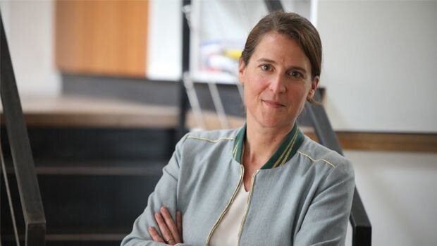 Caroline ACS, Directrice des Éditions Tissot, présente la collection ACTIV. - © D.R.