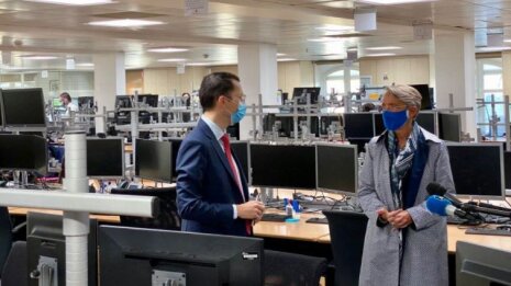 E. Borne, ministre du Travail en visite en entreprise, pour jauger l’application du 100 % télétravail - © D.R.