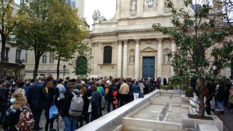 Plus de 250 personnes se sont réunies en hommage à Samuel Paty sur la place de la Sorbonne.  - © Isabelle Cormaty