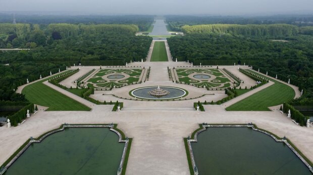 450 chênes ont été replantés sur une allée du site, grâce au soutien du groupe. - © Château de Versailles