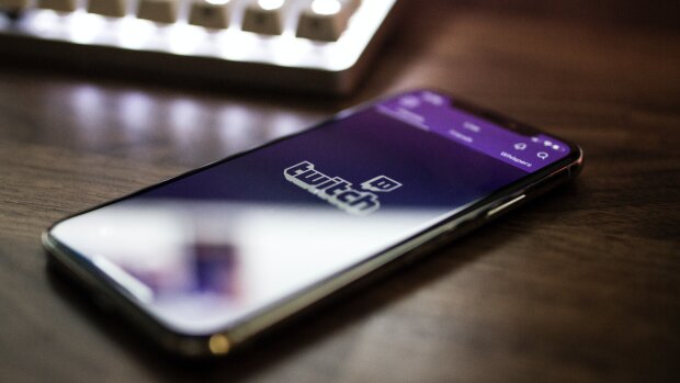 Les utilisateurs de Twitch apprécient particulièrement l’interactivité de la plateforme. - © Photo by Caspar Camille Rubin on Unsplash