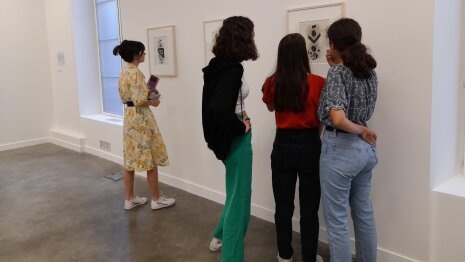 Des adolescents à l’exposition de Charles Pollock au FRAC Auvergne. - © FRAC Auvergne