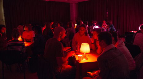 Le speed-searching s’effectue habituellement en présentiel, par petits groupes - © Nuit européenne des chercheurs