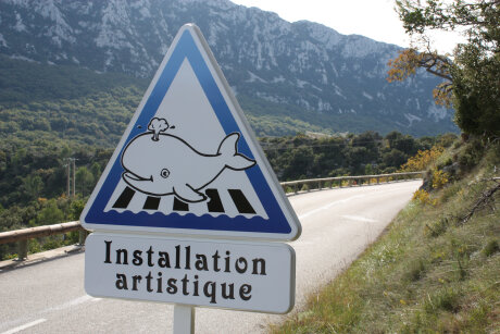 ©  Panneau de signalisation de l’œuvre Aurora de Thomas Monin au col de Fambetou ©  Christophe Colrat