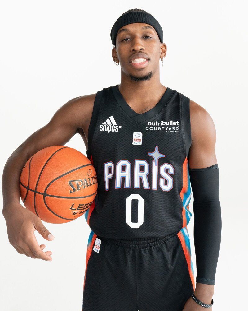 Maillot home adidas du Paris Basketball 2024-25, présenté par T.J. Shorts II