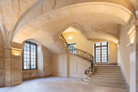 Grand escalier menant aux salons classés du premier étage  - © D.R.