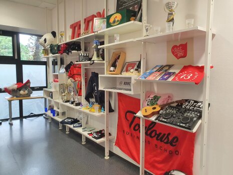 Le mur des associations de TBS - © Marine Dessaux