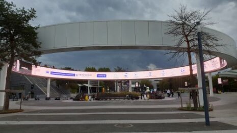 Covid-19 : message lumineux pour les consignes - entrée Paris Expo - Septembre 2020 - © D.R.
