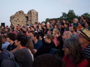 Gradin dans la ruine du château d’Hédé-Bazouges pendant le Bonus Festival. - © Julie Hascoet