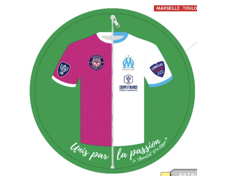 Exemple de bâche (OM - TFC) de 19 mètres de diamètre déployée sur le rond central avant la rencontre