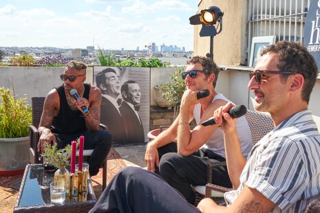 Aaron en interview sur un rooftop privé à Paris dans l'émission de Show Must Go Home - ©  Kubicki