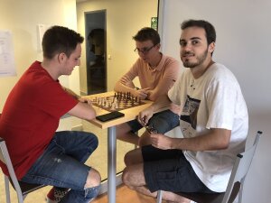 Mathis, Fabien et Hugo apprécient la proximité de ce campus contrairement à celui de Nice, plus difficile d’accès. - © Marine Dessaux